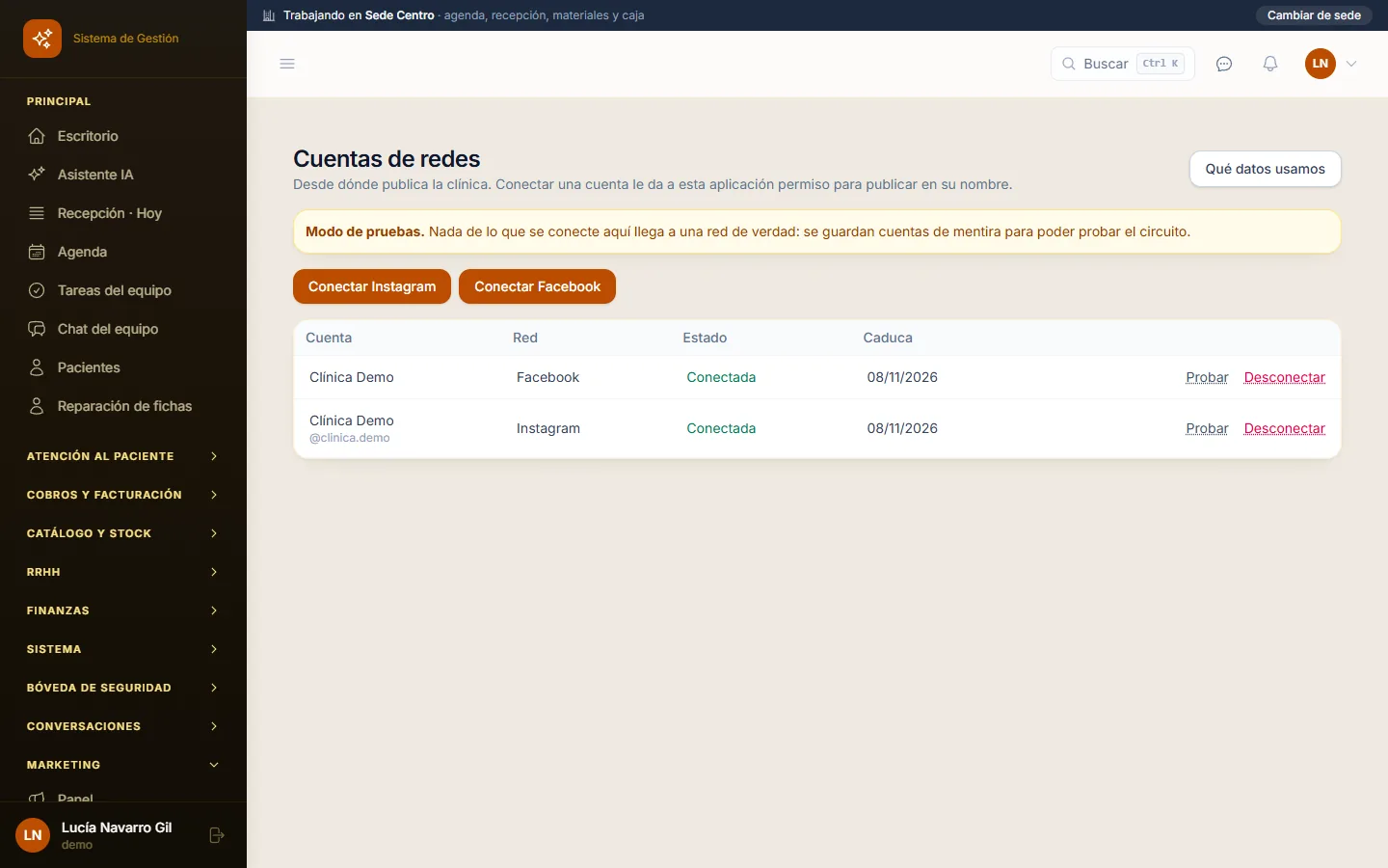 Instagram y Facebook de la clínica, conectados con el inicio de sesión con Facebook en Dermys (datos de demostración)