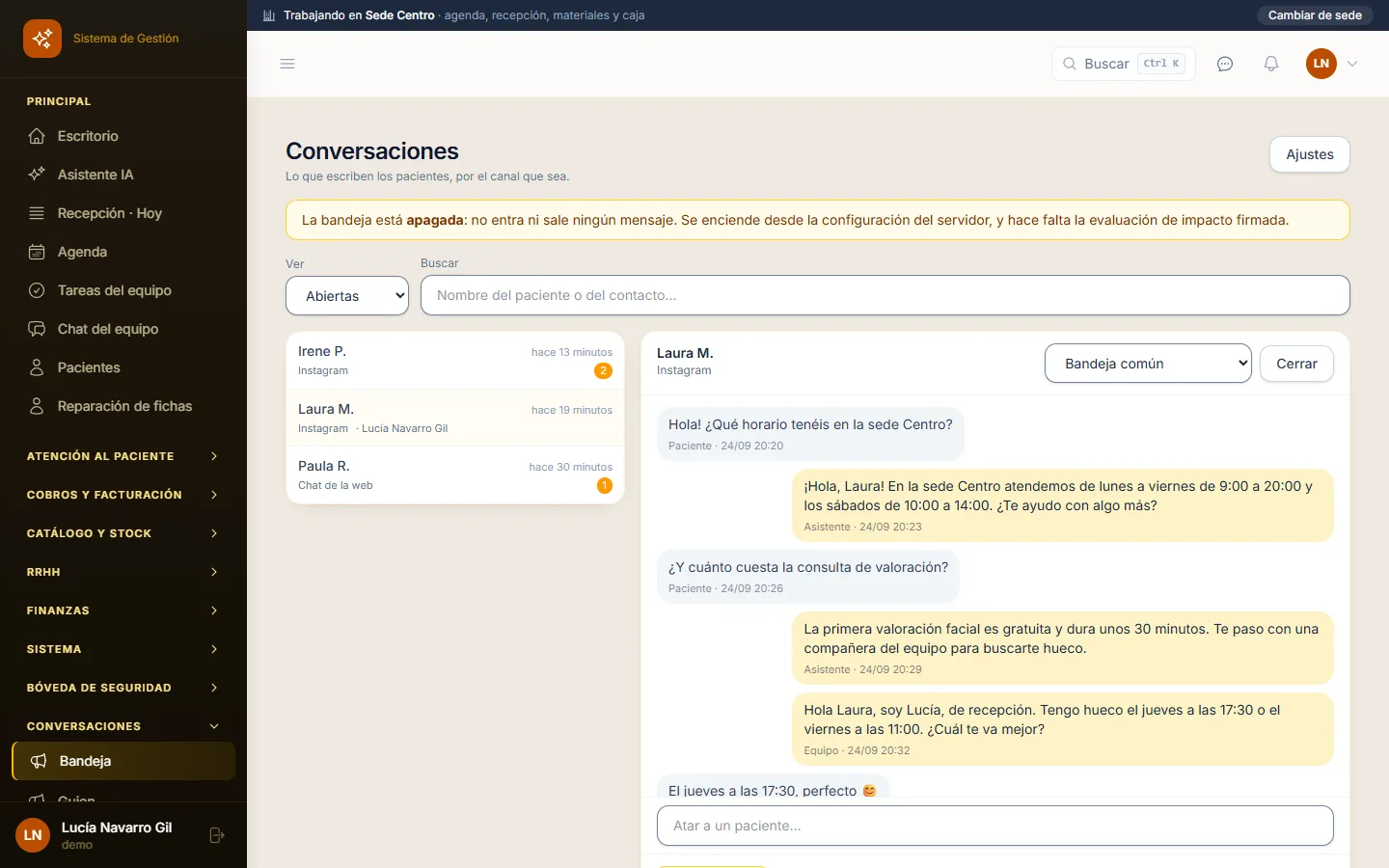Bandeja común con los mensajes de Instagram y el chat de la web en Dermys (datos de demostración)